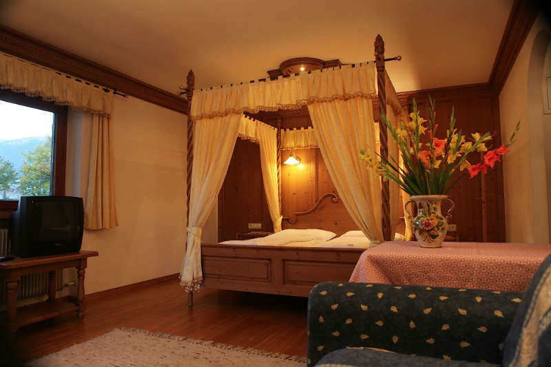 Romantic Four Poster Beds romantic room with four-poster bed | hotel rosengarten toblach Romantic Four Poster Beds romantic room with four-poster bed | hotel rosengarten toblach