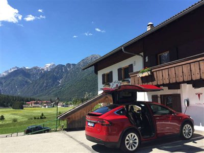 Radurlauber vor dem Hotel Rosengarten