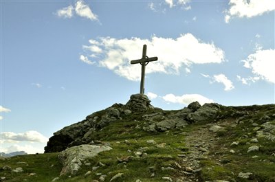 Blick auf das Gipfelkreuz des Lagazuoi