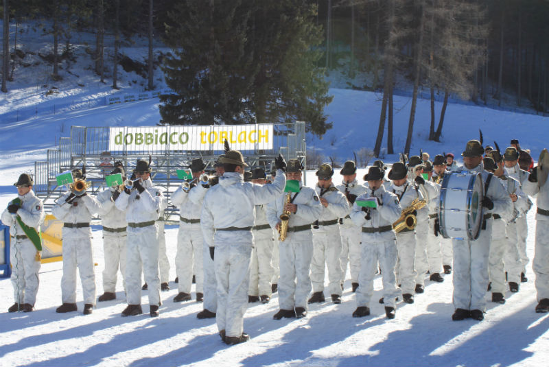 Musikkapelle spielt bei der Tour de Ski